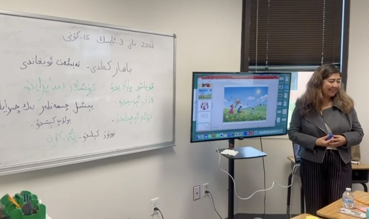 A teacher leading an Ana Til class